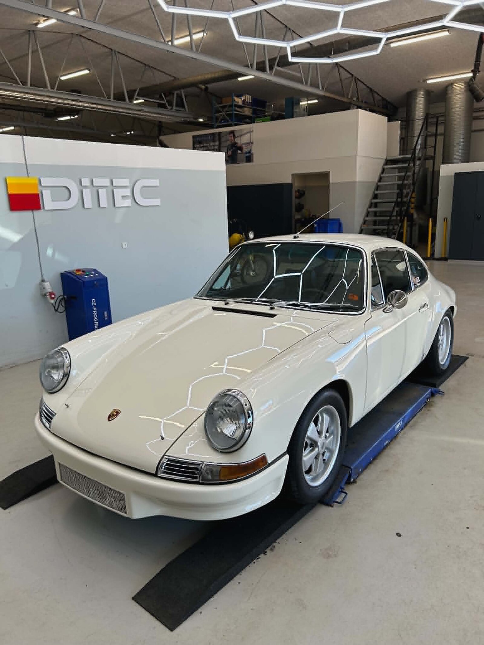 Klassisk hvid Porsche 911 i DITEC-værkstedet