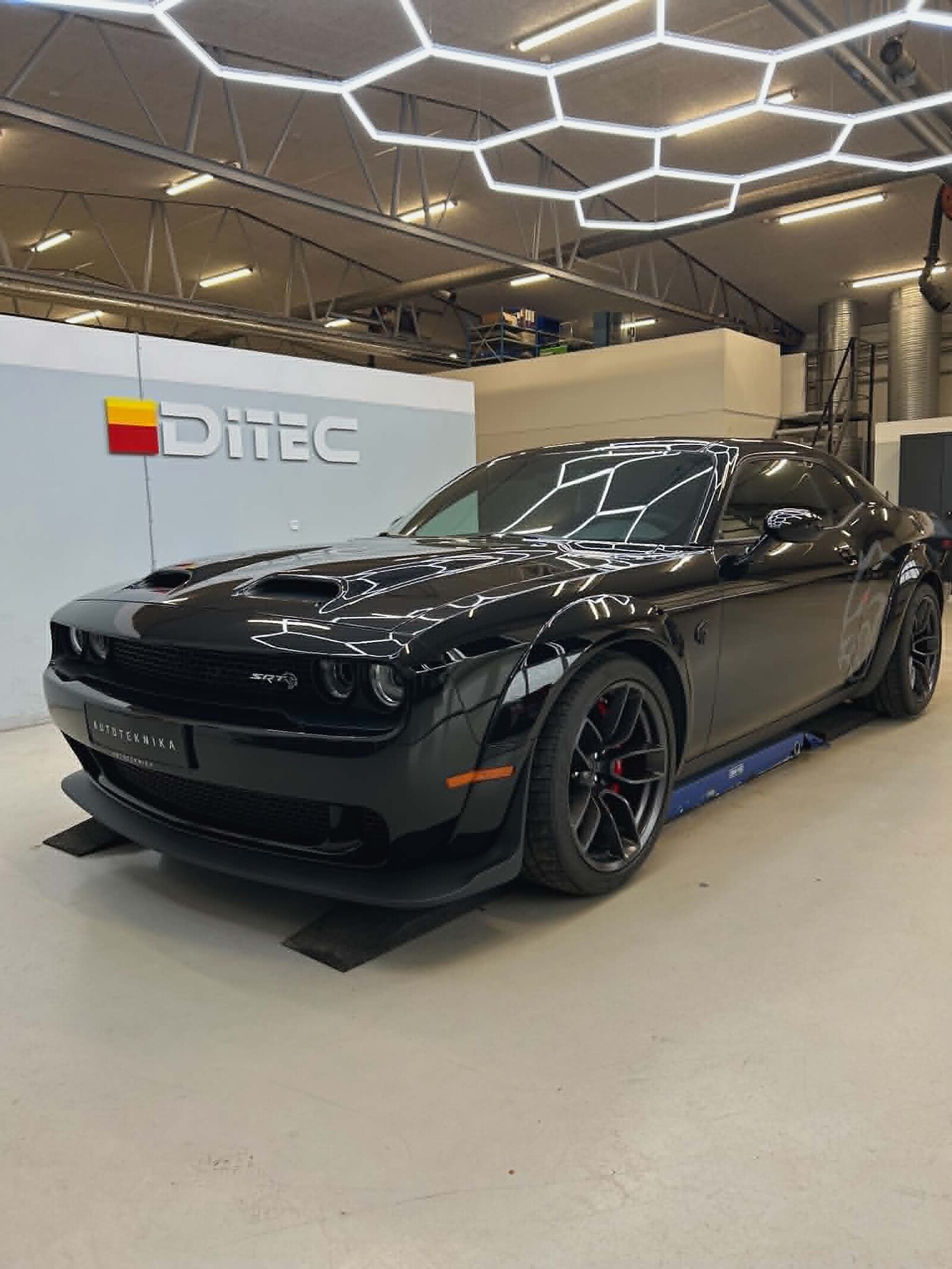 Sort Dodge Challenger Hellcat under sekskantlyset