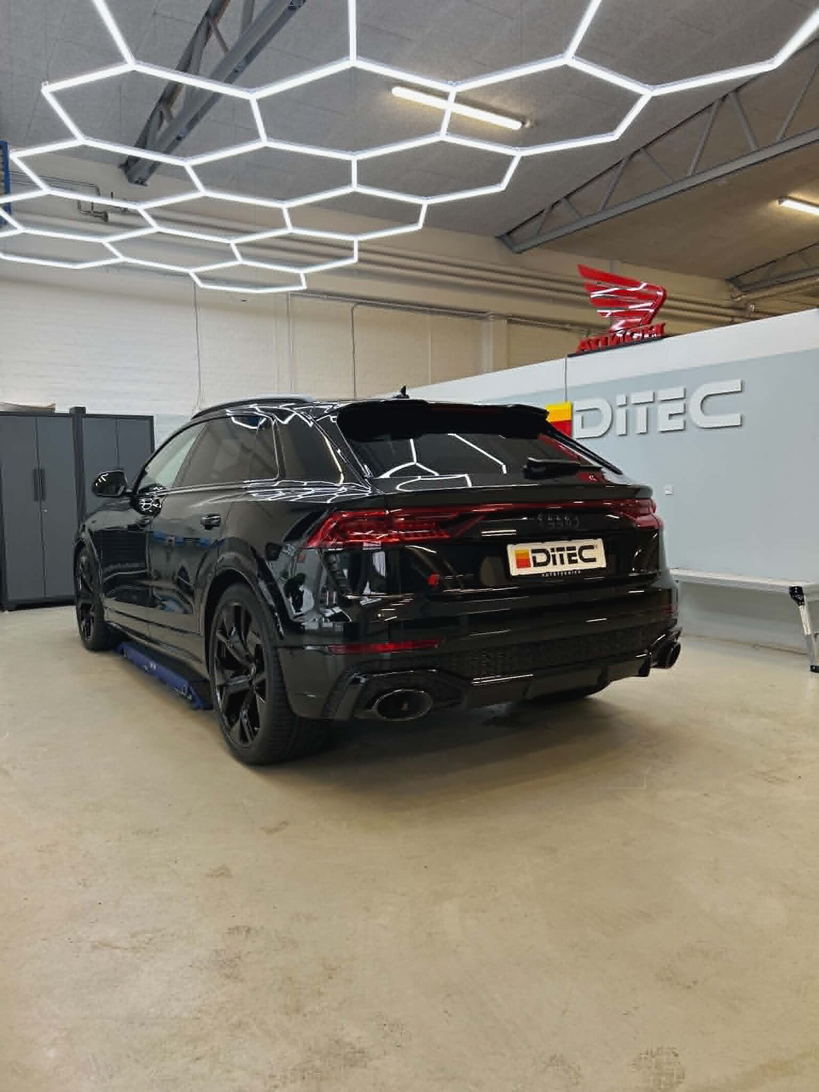 Sort Audi RS Q8 set bagfra