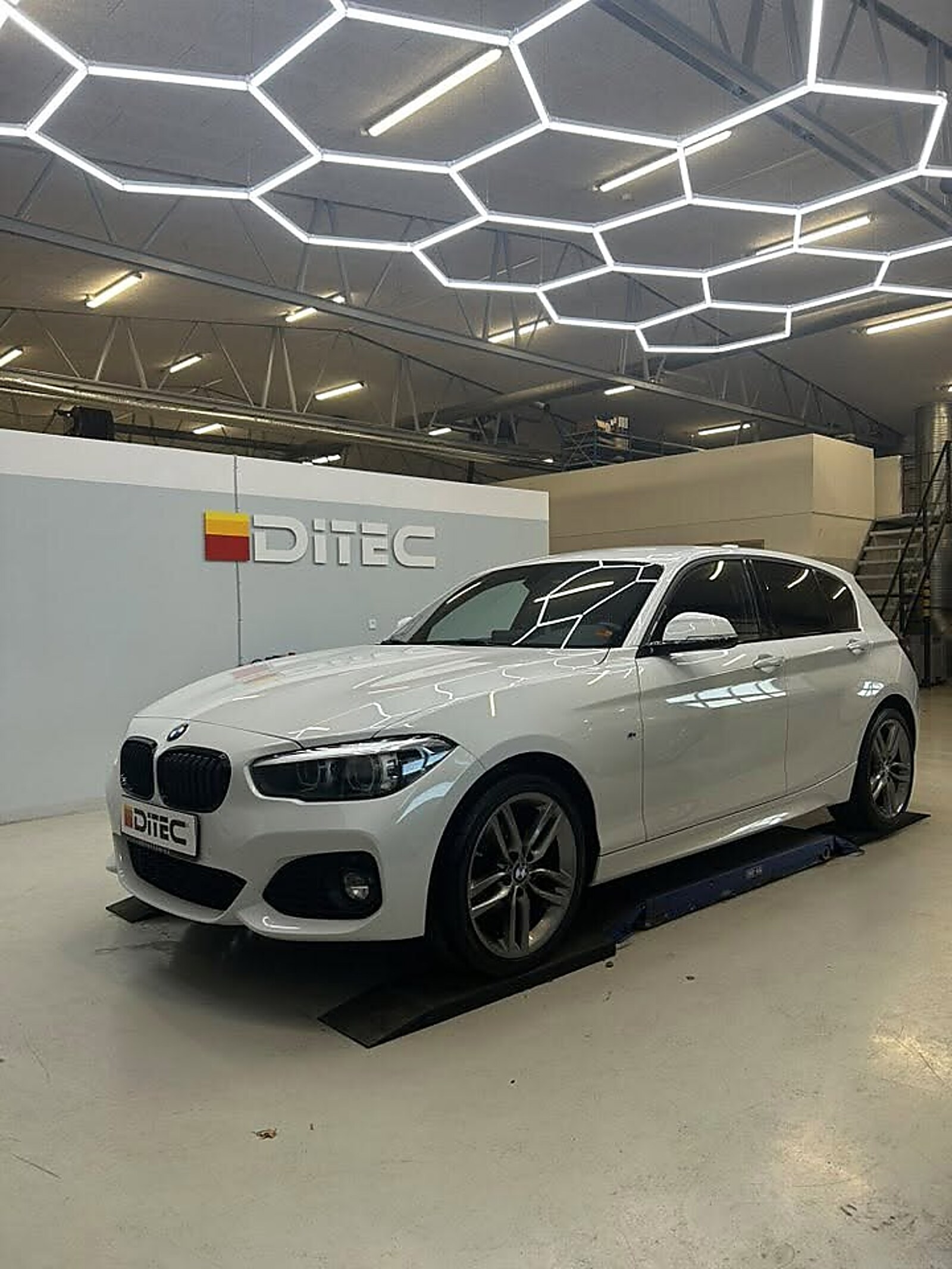 Hvid BMW 1-serie under sekskantlyset hos DITEC
