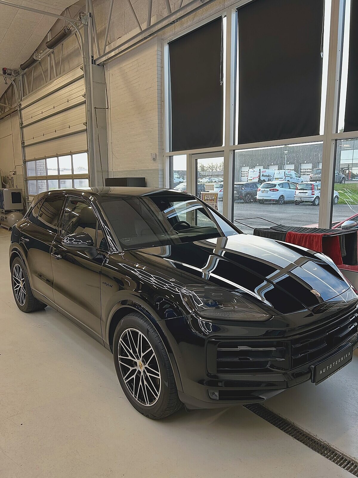 Sort Porsche Cayenne med spejlblank motorhjelm